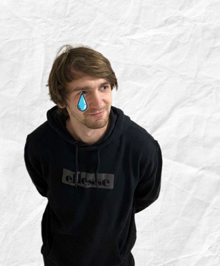 Matěj v černé mikině s nakreslenou slzou na tváři